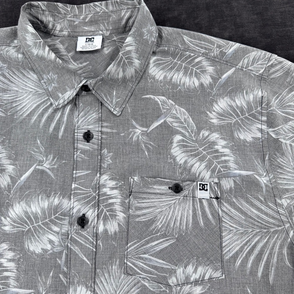 DC Shoes Mens L Grey White Tropical Palm Leaf Print Short Sleeve Button Up Shirt